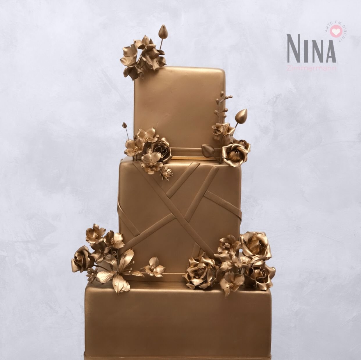 Bolo cenográfico Dourado clássico — aluguel Nina Z Biscuit