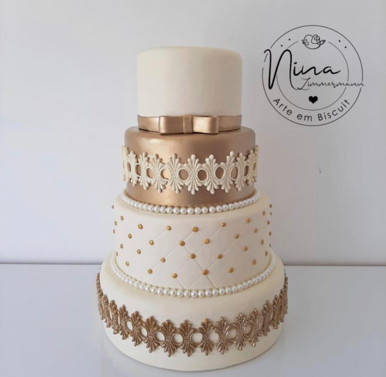 Bolo cenográfico Dourado com Bege — aluguel Nina Z Biscuit