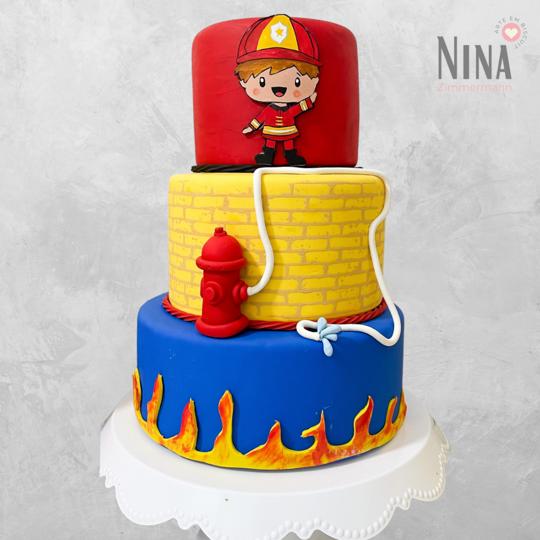 Bolo cenográfico Bombeiro — aluguel Nina Z Biscuit