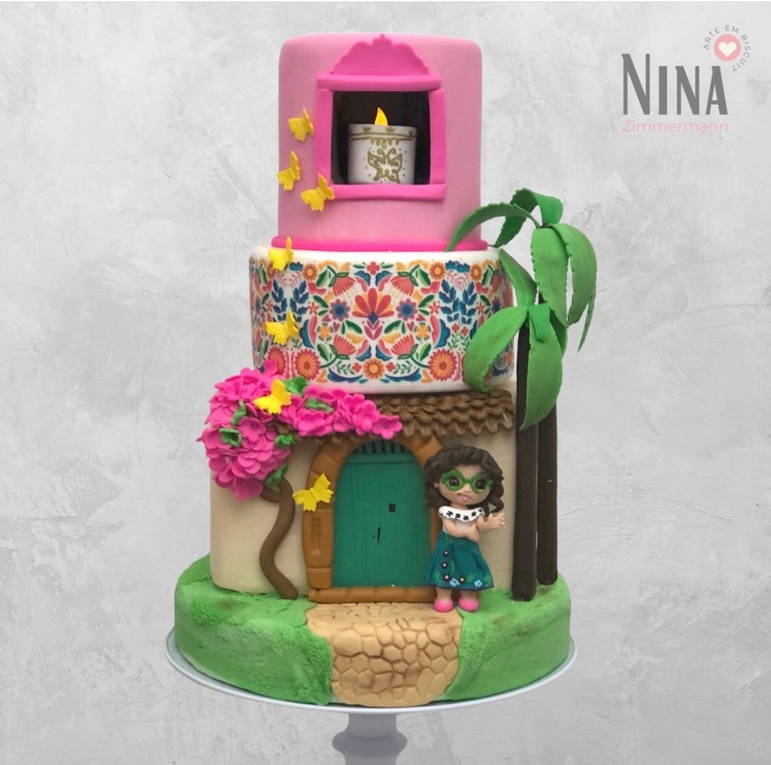 Bolo cenográfico Encanto — aluguel Nina Z Biscuit