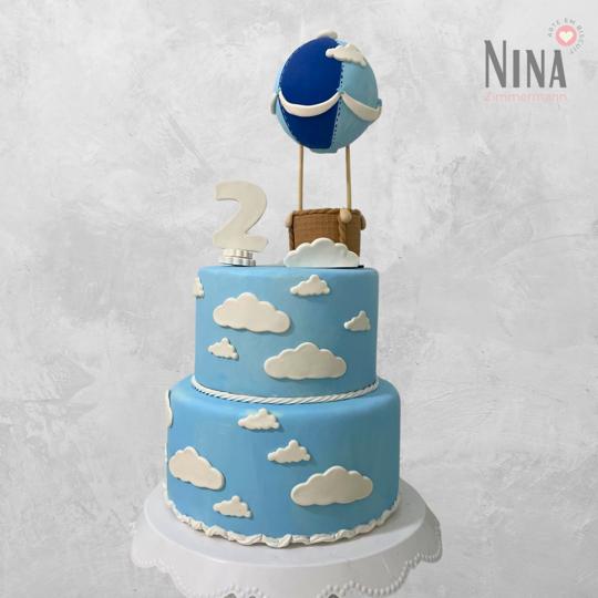Bolo cenográfico Nuvens com Balões — aluguel Nina Z Biscuit