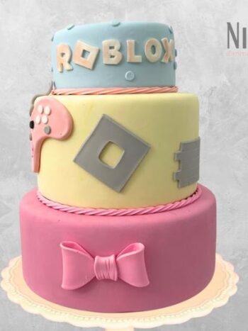 Bolo cenográfico Roblox menina
