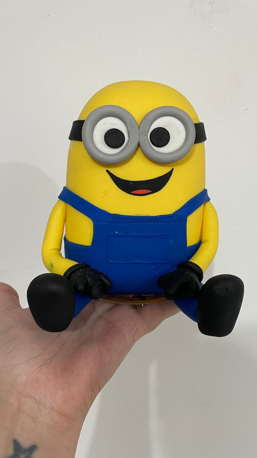 Bolo cenográfico Minnion Personagem Temático — aluguel Nina Z Biscuit