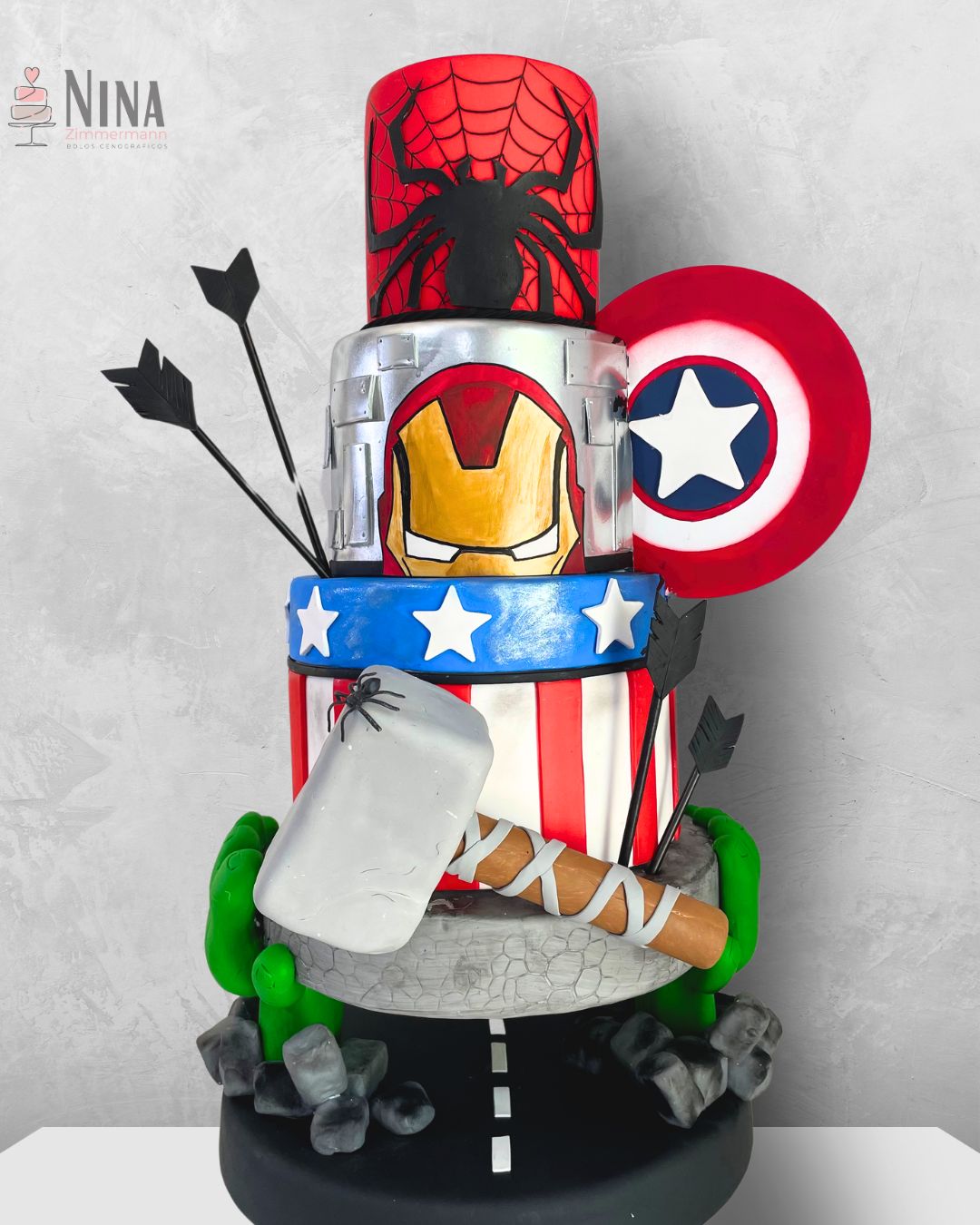 Bolo cenográfico Vingadores 2 — aluguel Nina Z Biscuit