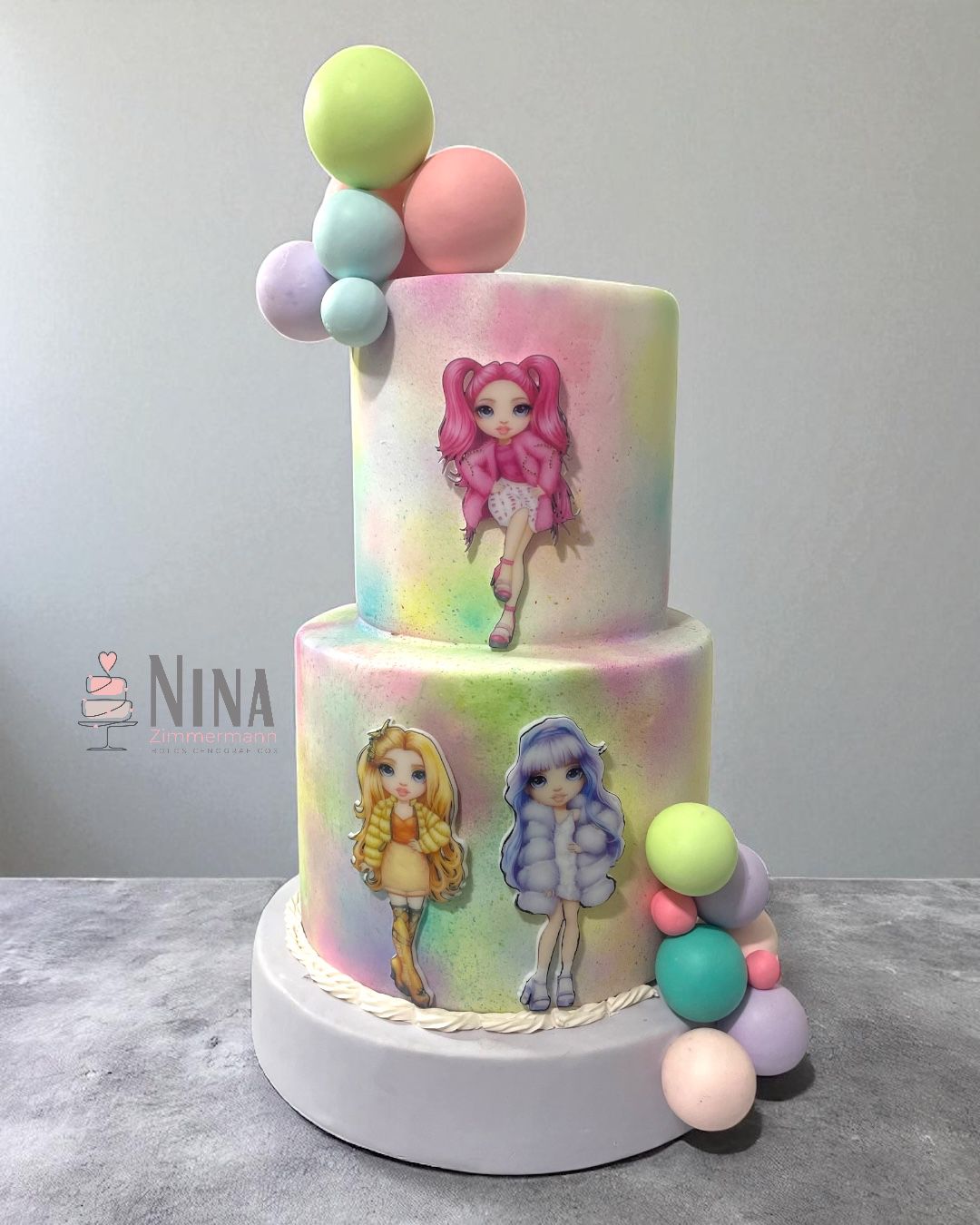 Bolo cenográfico Rainbow High — aluguel Nina Z Biscuit