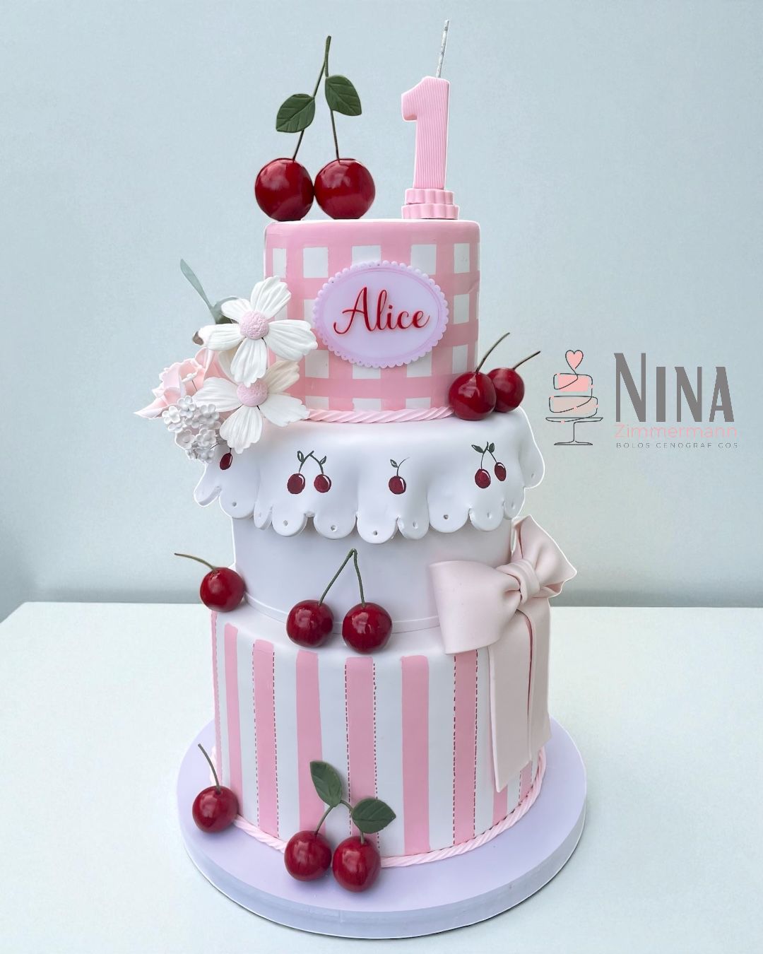Bolo cenográfico Cerejinha — aluguel Nina Z Biscuit